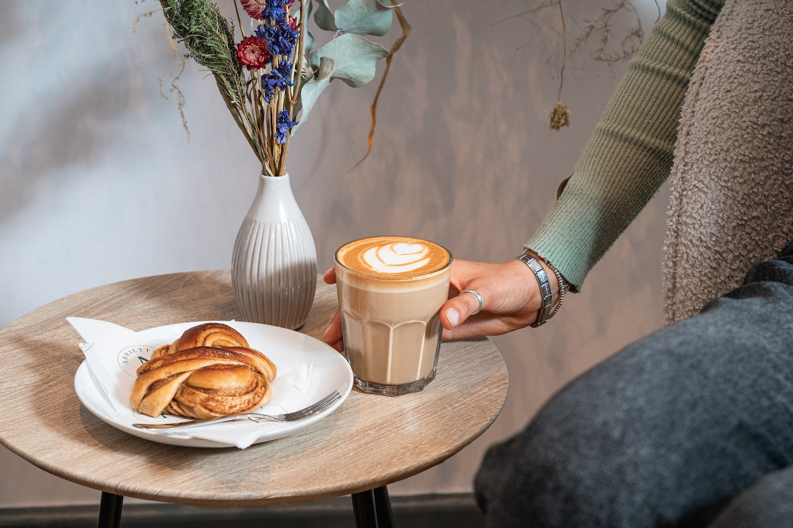 Coffee and cinnamon bun at Arrietty